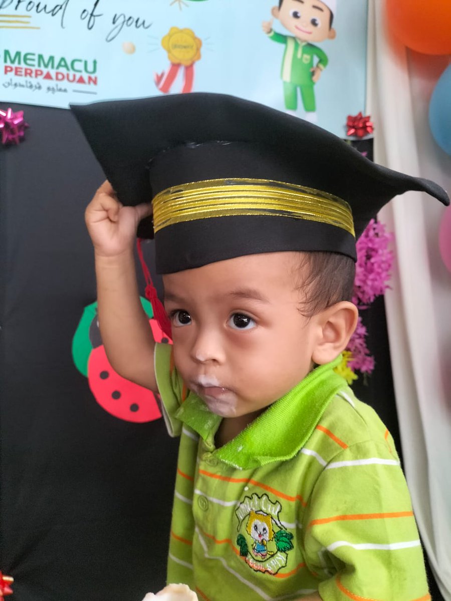 Affin_ulya's tweet photo. Hye. Saya dah grad. https://t.co/l8i2lA00a2