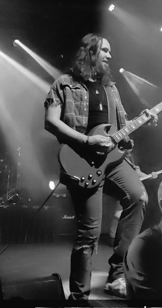 HeatherRadloff2's tweet photo. The fact that this actually happened doesn't feel real. Brisbane was such an amazing show! (PS: please come back soon. I need to cry to Dear Daughter again) @LZZYHALE @Halestorm https://t.co/aEevGwN0lR