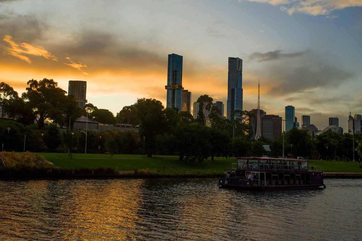 Have a great weekend! 🌆

#haveablessedday #haveagreatweekend #melbourne #melbournevictoria #melbournephotos #yarrariver #yarramelbourne #sunsetphotography #sunsetinthecity #sunsetsinmelbourne #melbournesunset #melbourneaustralia #australiamelbourne #melbourneskyline #citysunset