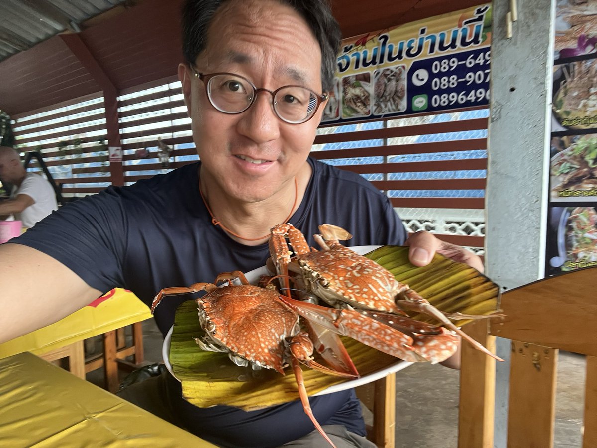 CurtisSChin's tweet photo. #Random. Am always struck by how visiting friends are a little clueless about where the #crabmeat comes from and how to get it out of the #crab 🦀 shell. I suppose it is a little #alien-like.
#lifeinAsia (& #Maryland too). #nomnom #Thailand
👋 @TanishaCarino @queenofwien https://t.co/bwFnK9WQhd