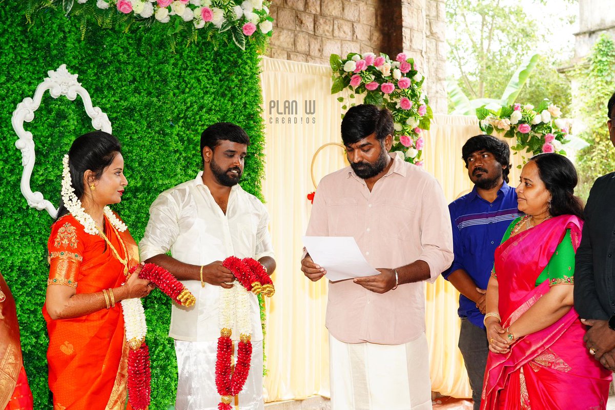 IeTamil's tweet photo. #InPics || சுய மரியாதை திருமணம்: ரசிகர் மன்ற செயலாளருக்கு நடத்தி வைத்த விஜய்சேதுபதி!

https://t.co/gkgoZMIuaK | #VijaySethupathi | @VijaySethuOffl | @VijaySethu_FC | @VijaySethuFans https://t.co/GVH3aBJOiH