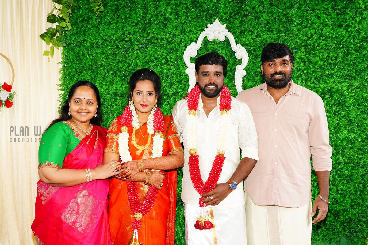 IeTamil's tweet photo. #InPics || சுய மரியாதை திருமணம்: ரசிகர் மன்ற செயலாளருக்கு நடத்தி வைத்த விஜய்சேதுபதி!

https://t.co/gkgoZMIuaK | #VijaySethupathi | @VijaySethuOffl | @VijaySethu_FC | @VijaySethuFans https://t.co/GVH3aBJOiH