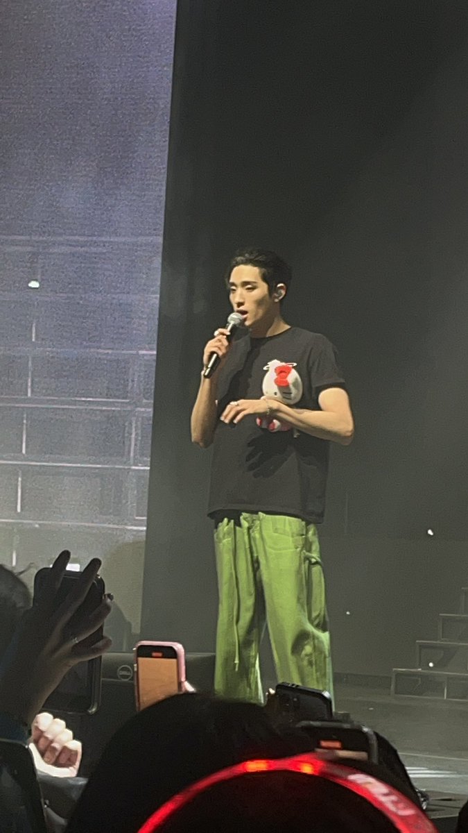 hwassstarr's tweet photo. KEEHO HOLDING MY HELLO KITTY????? WHAT.  @P1H_official #P1ONEER #P1Harmonytour #p1harmonyreadingpa #p1harmonypa #P1HARMONYinPA #p1harmonykeeho #keeho #KEEHO #keehohellokitty #keehoholdimghellokitty #p1harmonyconcert #P1H #p1harmonyhellokitty #keehop1h #p1harmonytickets https://t.co/sAPkfXGS9n
