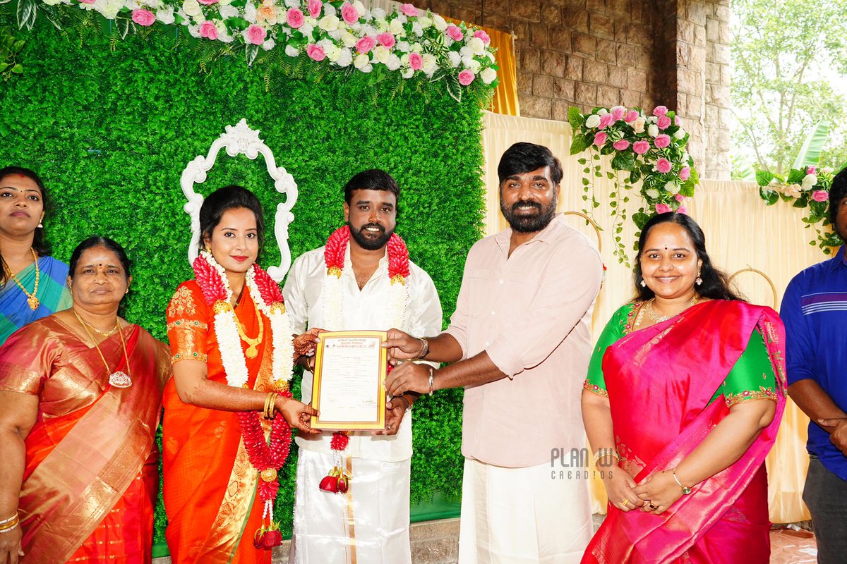 IeTamil's tweet photo. #InPics || சுய மரியாதை திருமணம்: ரசிகர் மன்ற செயலாளருக்கு நடத்தி வைத்த விஜய்சேதுபதி!

https://t.co/gkgoZMIuaK | #VijaySethupathi | @VijaySethuOffl | @VijaySethu_FC | @VijaySethuFans https://t.co/GVH3aBJOiH