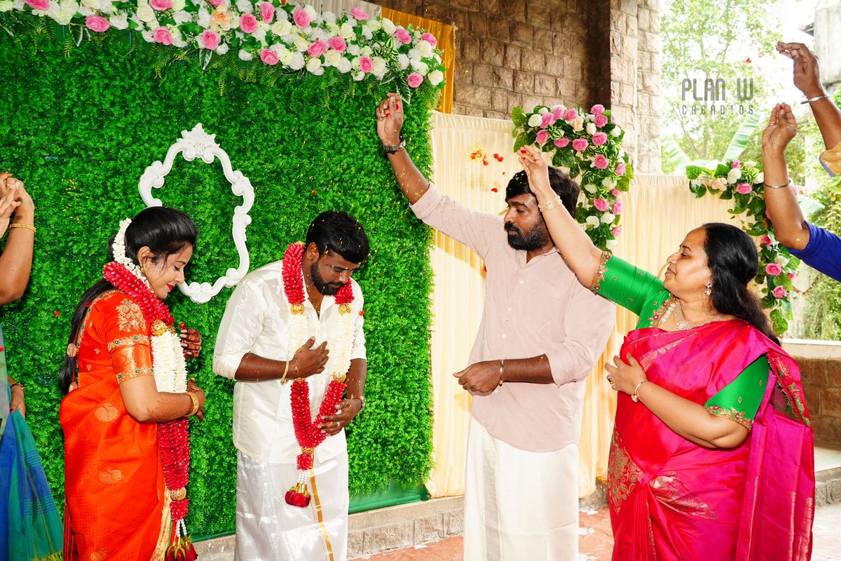 IeTamil's tweet photo. #InPics || சுய மரியாதை திருமணம்: ரசிகர் மன்ற செயலாளருக்கு நடத்தி வைத்த விஜய்சேதுபதி!

https://t.co/gkgoZMIuaK | #VijaySethupathi | @VijaySethuOffl | @VijaySethu_FC | @VijaySethuFans https://t.co/GVH3aBJOiH