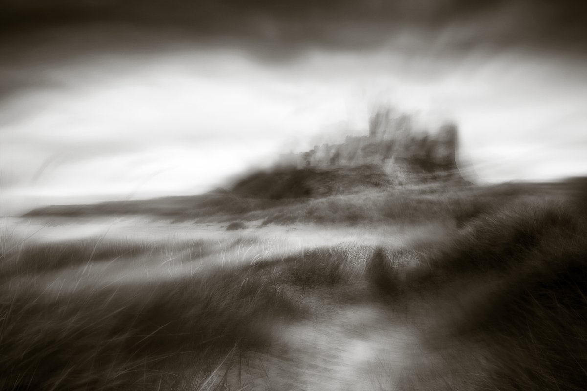 Coastal Fortress 📷 #smartshots_photo #photography #fineartphotography #blackandwhitephotography #landscape #landscapephotography #icmphotography #icm #bamburghcastle #northumberland #beach #coast #sunset