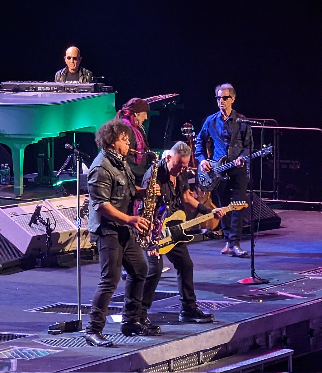 Poppa_Sam's tweet image. Carrying on the family tradition...  

@jakeclemons with @springsteen 

#estreetband
#BruceSpringsteen 
#springnuts 
#Atlanta23