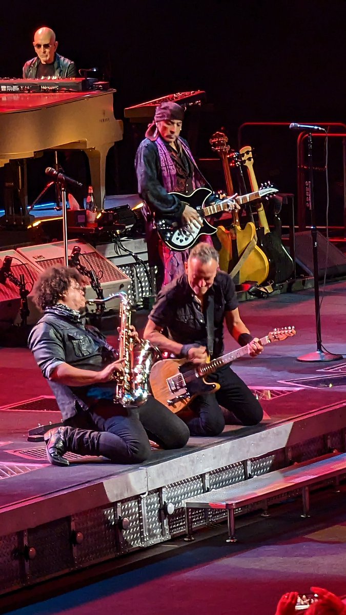 Poppa_Sam's tweet image. Carrying on the family tradition...  

@jakeclemons with @springsteen 

#estreetband
#BruceSpringsteen 
#springnuts 
#Atlanta23