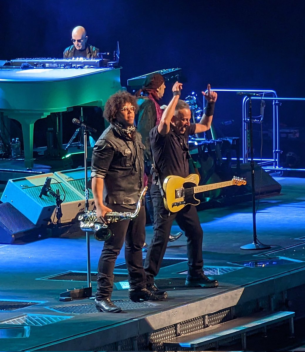 Poppa_Sam's tweet image. Carrying on the family tradition...  

@jakeclemons with @springsteen 

#estreetband
#BruceSpringsteen 
#springnuts 
#Atlanta23