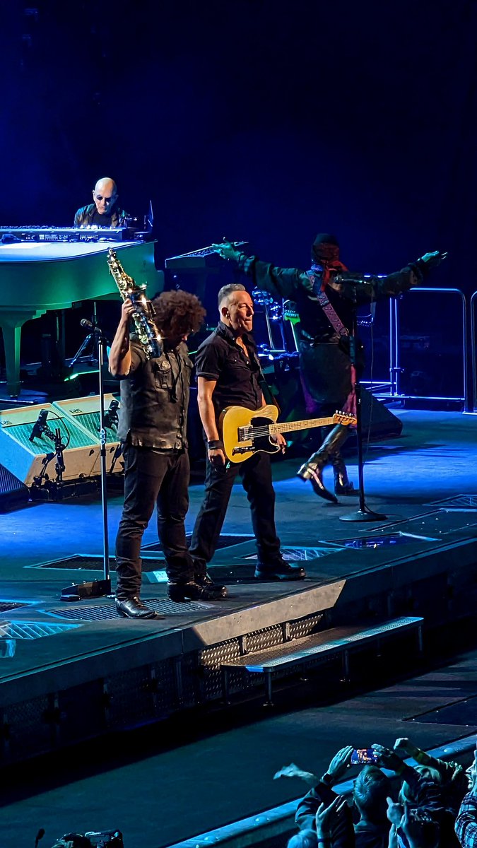Poppa_Sam's tweet image. Carrying on the family tradition...  

@jakeclemons with @springsteen 

#estreetband
#BruceSpringsteen 
#springnuts 
#Atlanta23