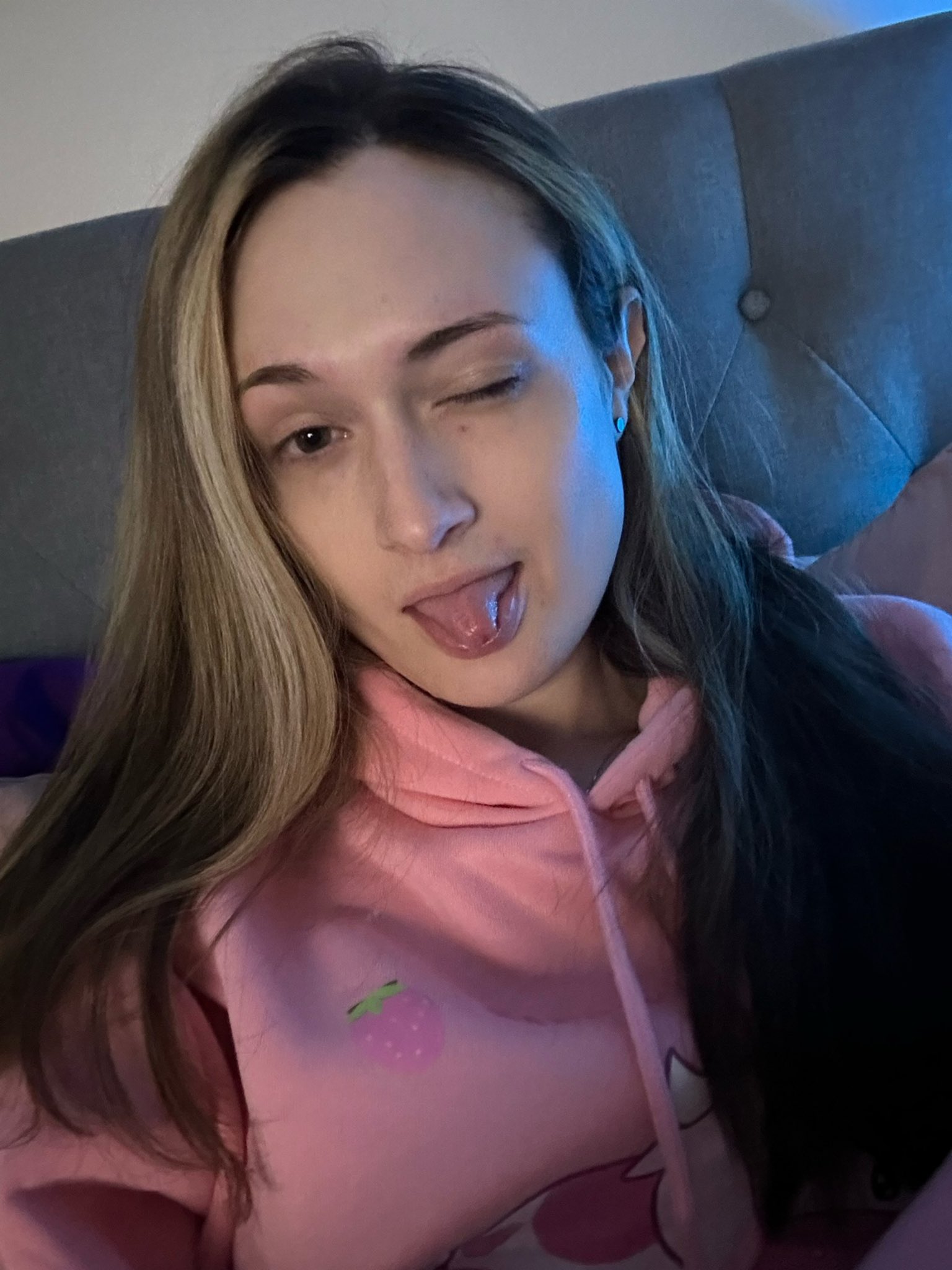 Michelle Otter 🏳️‍⚧️🦦 on Twitter: "@M0MMYBIGDICK I am in bed ☺️ https