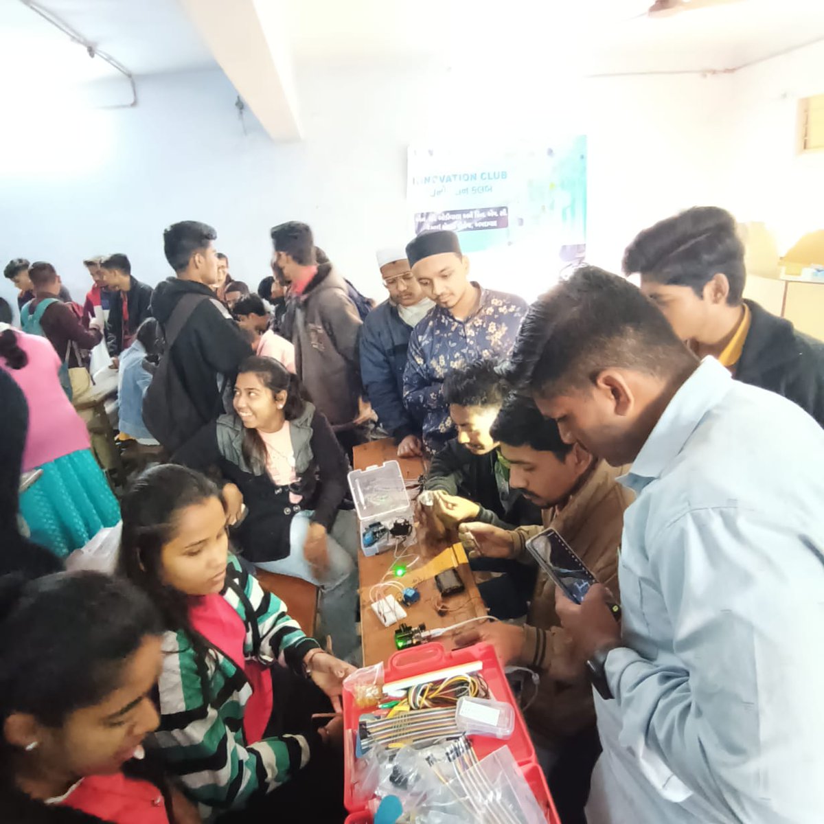 kishore9920's tweet image. Innovation club prabodh level training Day 04 at NC Bodiwala and prin MC Desai Comm Clg with aim to say &quot;I am an Innovator&quot;#Nodemcu #Dynamo #STEMeducation #ADVANCEagriculture
@PMOIndia  @CMOGuj @kuberdindor @vnehra @mnagarajan @STEMbotix @InfoGujarat @InnoClubCHE
@NarrotamSahoo