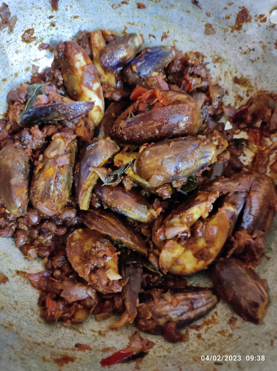 Thondainadu's tweet image. காராமணி + கத்திரிக்காய் கார குழம்பு 😋😋😋

#SaturdayIsComing #SelfCook