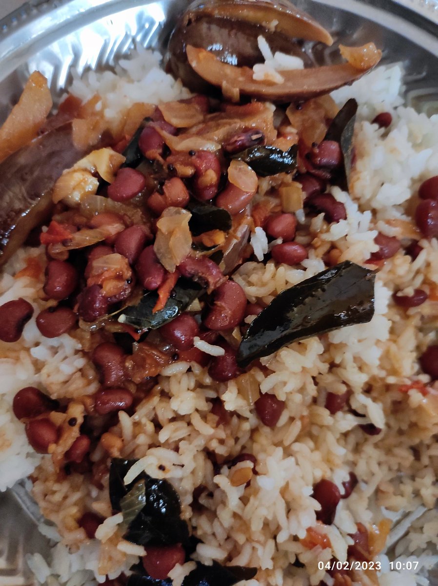 Thondainadu's tweet image. காராமணி + கத்திரிக்காய் கார குழம்பு 😋😋😋

#SaturdayIsComing #SelfCook