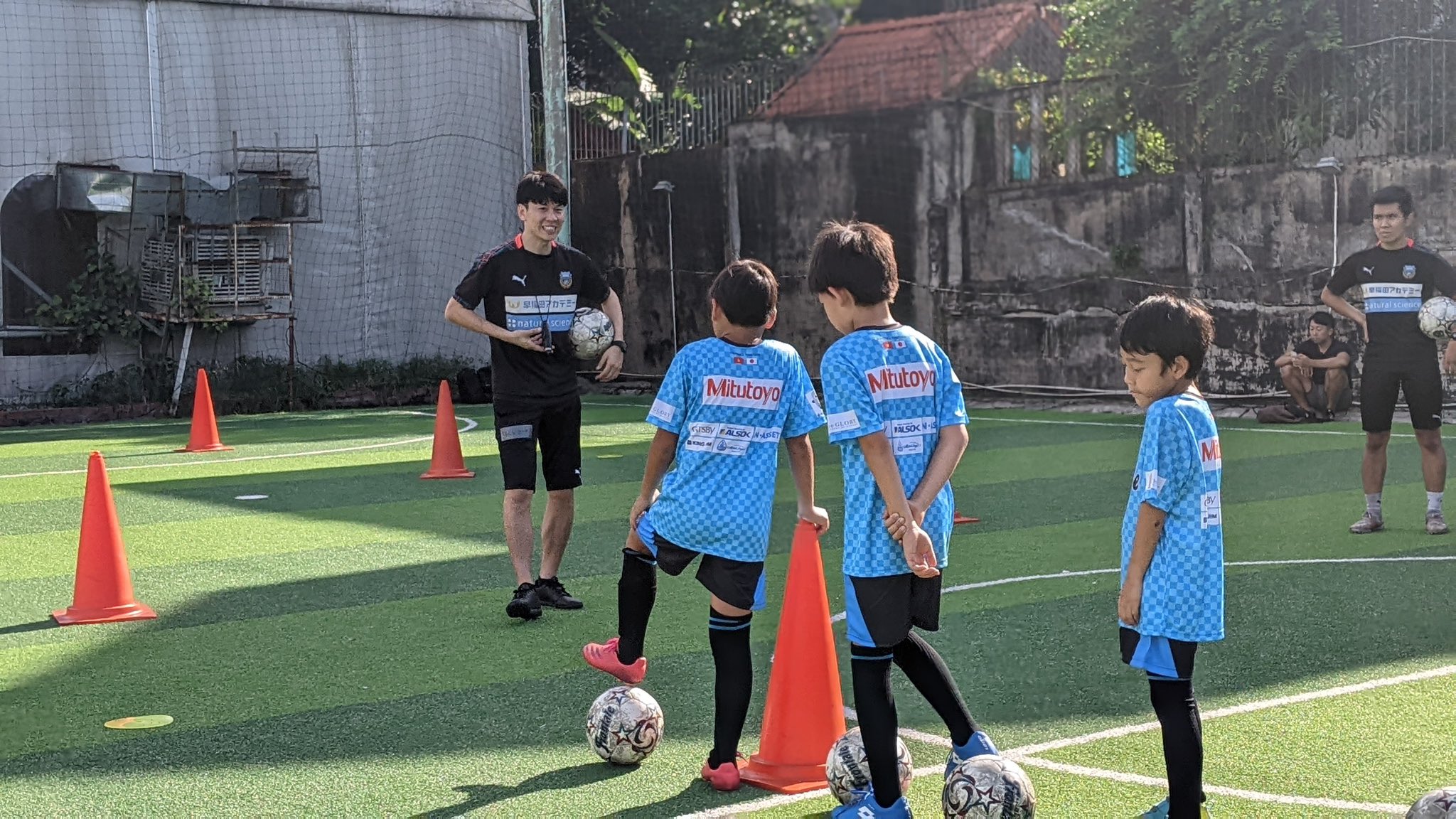 川崎フロンターレ 2 4 土 午前中に ベトナム ホーチミン市で初となる 川崎フロンターレサッカースクール を開催 子どもたち15名が参加してくれました ベトナム Frontale Vietnam T Co A0lz4oqbbx Twitter