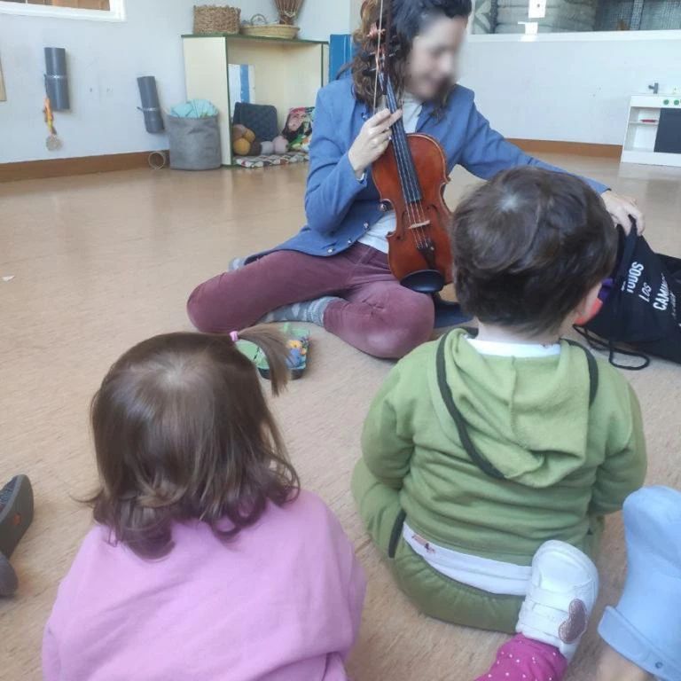 AmpaCharlie's tweet photo. De nuevo, agradecer a https://t.co/393cNmr1ia el haber acudido a nuestra escuela para enseñar a nuestros peques el arte de la música tocada con violín. 
Se lo han pasado en grande y las educadoras por supuesto que también.
Proyecto parcialmente subvencionado por @Ayto_Coslada https://t.co/3wOKMNEgrU