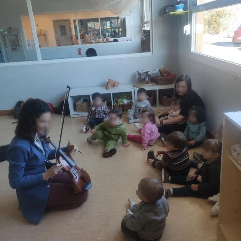 AmpaCharlie's tweet photo. De nuevo, agradecer a https://t.co/393cNmr1ia el haber acudido a nuestra escuela para enseñar a nuestros peques el arte de la música tocada con violín. 
Se lo han pasado en grande y las educadoras por supuesto que también.
Proyecto parcialmente subvencionado por @Ayto_Coslada https://t.co/3wOKMNEgrU