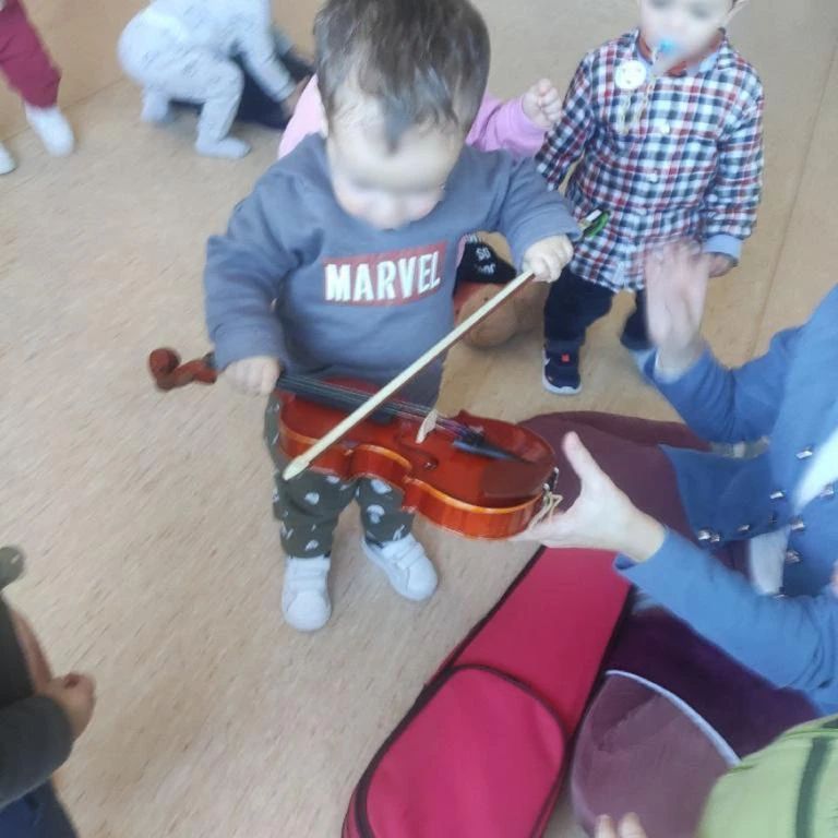 De nuevo, agradecer a qartensemble.com el haber acudido a nuestra escuela para enseñar a nuestros peques el arte de la música tocada con violín. 
Se lo han pasado en grande y las educadoras por supuesto que también.
Proyecto parcialmente subvencionado por <a href="/Ayto_Coslada/">Ayuntamiento de Coslada</a>