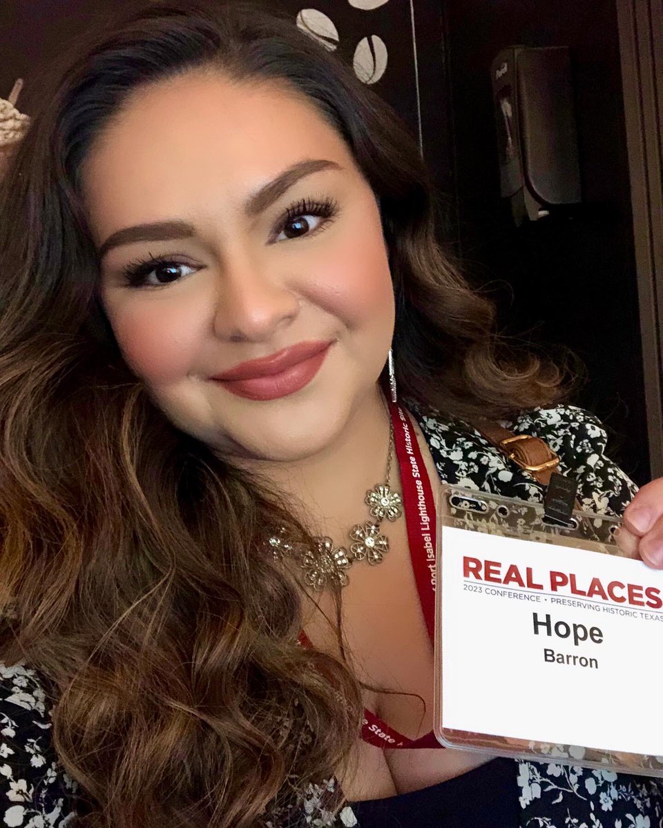 HopebBarron's tweet photo. Hanging out with friends lol. ✨ @friends_thc #RealPlaces23 https://t.co/Z9syMMtmUa