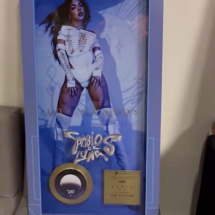 KeninisMx's tweet photo. Kenia OS ha recibido disco de ORO para “Los Santos”, “Mía Mía” y disco PLATINO para “Llévatelo” (🇲🇽). https://t.co/nfcqoHk2f7