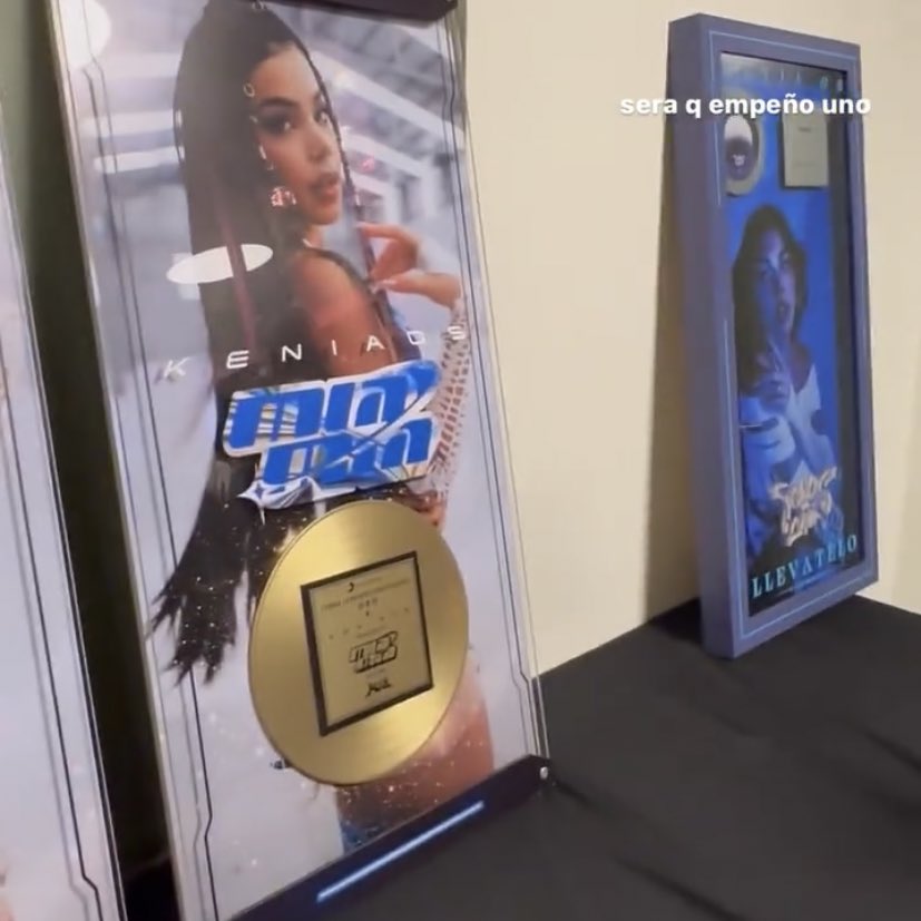 KeninisMx's tweet photo. Kenia OS ha recibido disco de ORO para “Los Santos”, “Mía Mía” y disco PLATINO para “Llévatelo” (🇲🇽). https://t.co/nfcqoHk2f7