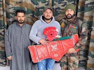 In an effort to support the young talented youth of Nadigam Village in #Shopian, the #IndianArmy provided them with #sports Kits..! #KashmirSoldarityDay #Kashmir #RipLegend #KingOfKotha #LokeshKanagaraj #WorldCancerDay #GiftOfCleanliness #तन_मन_धन_की_तपस्या #BloodySweet #TRAIN