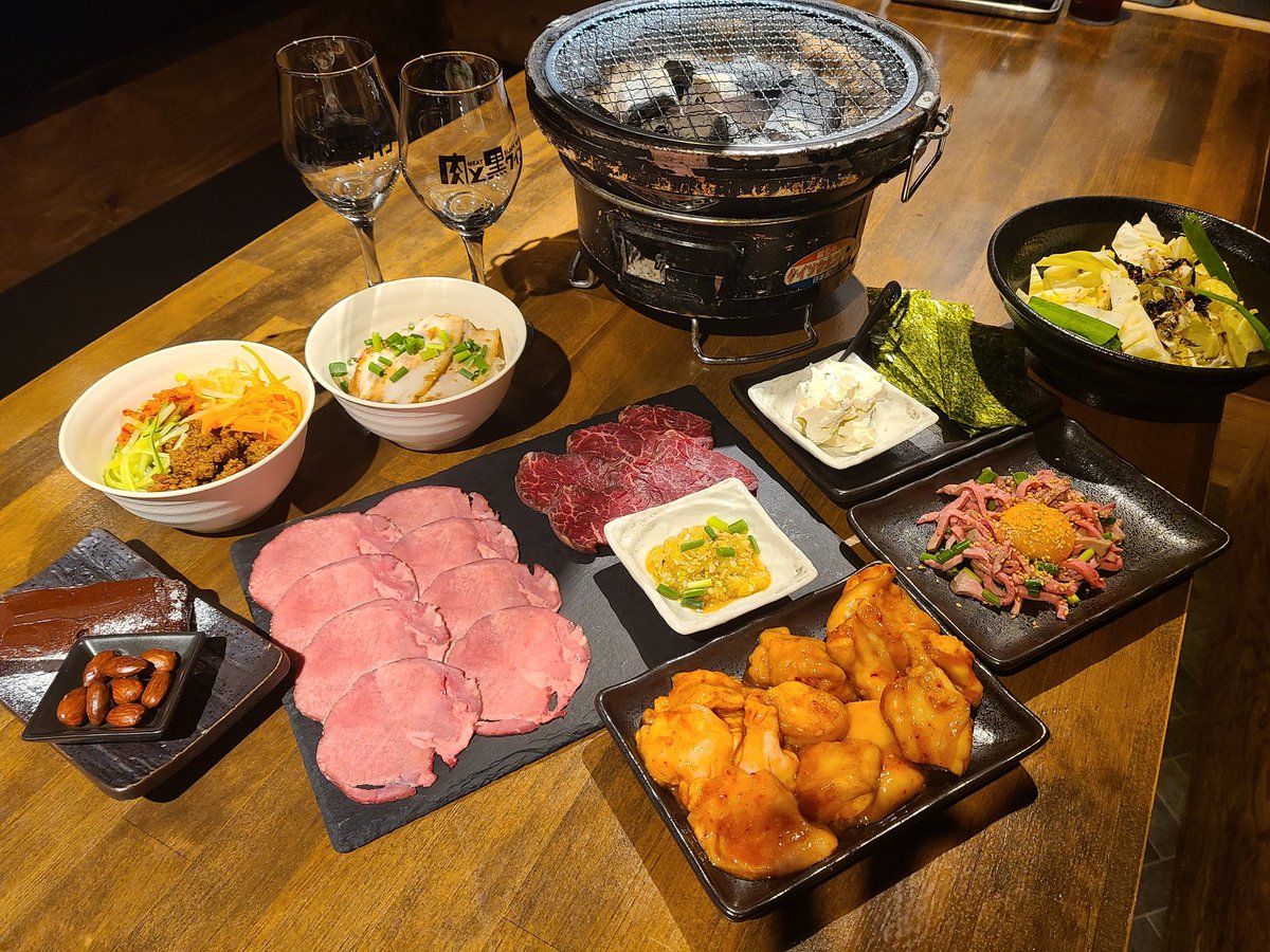 Tudanuma_Ohako's tweet photo. 今月はバレンタインがありますのでデザート付きのコースをやります❗ 
コース料金4,000円
からチャージ料金500円引きとさせていただきますので是非✨ 
+1,500で飲み放題追加も可能👌 +500で生ビール追加🍻
 今回はコース専用でたれを作りましたので機会があれば是非お越しください❗ https://t.co/8FQCBXo4Em