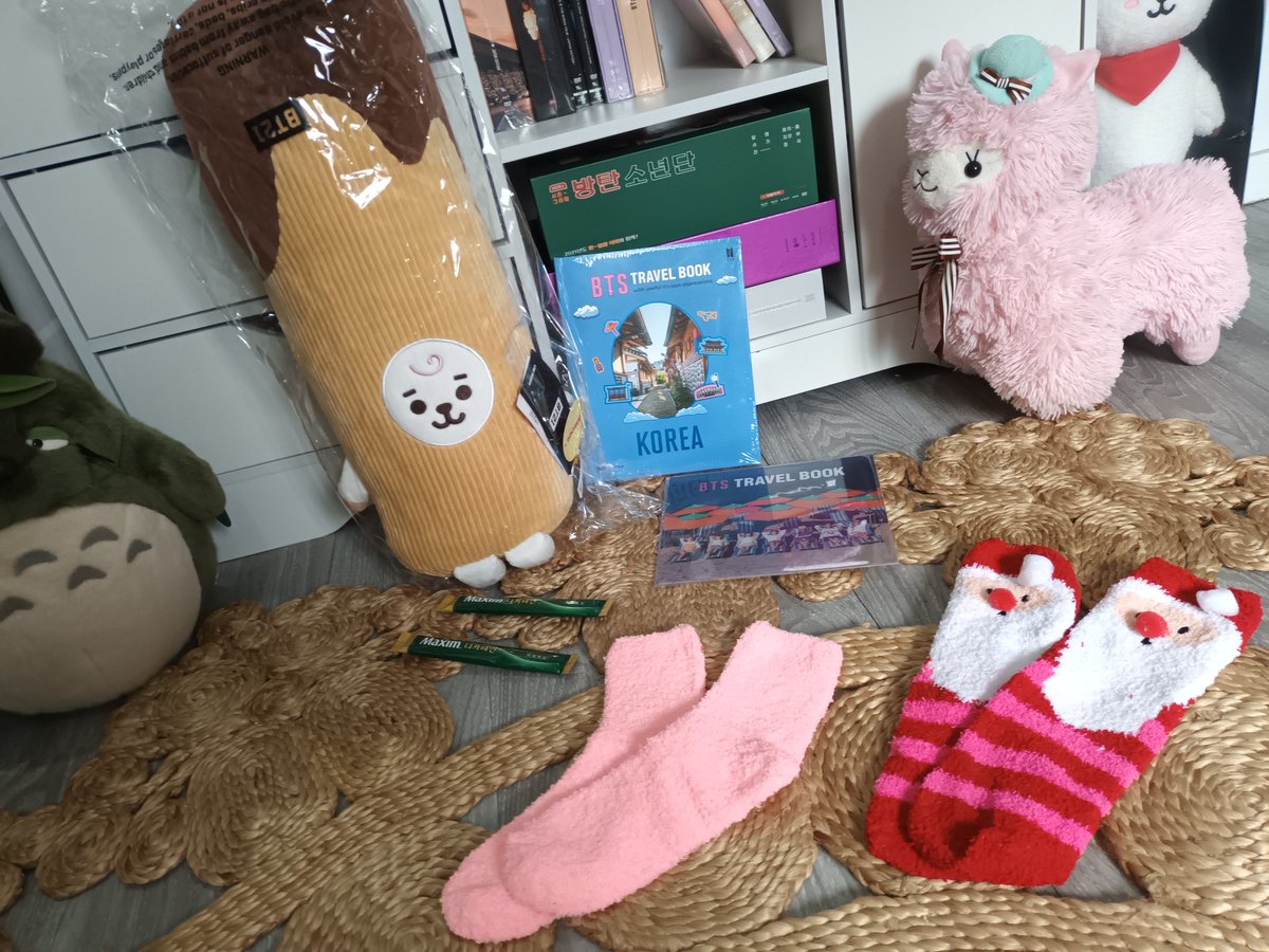 berry_kisses13's tweet photo. Happy mail again from @TheAhjummaShop Thank you so much. 🥰🥰🥰 https://t.co/QyaN6wkMLs