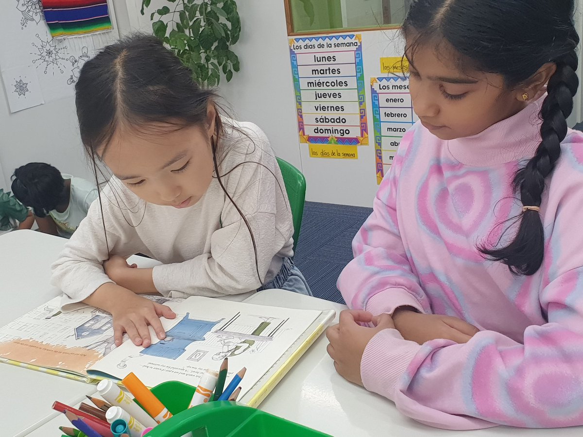 FernaLatorre's tweet photo. Provocation for next Spanish Units using picture books. I love Picture books in every way and for all we learn. ¿Qué lees? ¿Qué ves? ¿Qué imaginas? @AISCElementary @AISChennai @AISCLanguage https://t.co/FUzHa18JvS