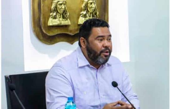 HigueyInfo's tweet photo. Por qué se desplomó tan rápido el alcalde de Higüey Cholitin? 

A casi tres años de haber sido electo como alcalde de Higüey, el doctor Rafael Barón Duluc (Cholitin) exhibe un deter @Orientaltvrd 
https://t.co/K2w3NyMy9s https://t.co/O5M58Bffkx