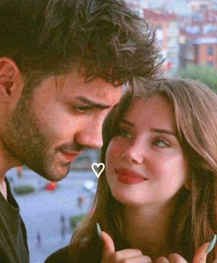 يقال ان طيبة الانسان تظهر على ملامح وجهه بالذات في العينين .. 
عين المرء باطن قلبه ..