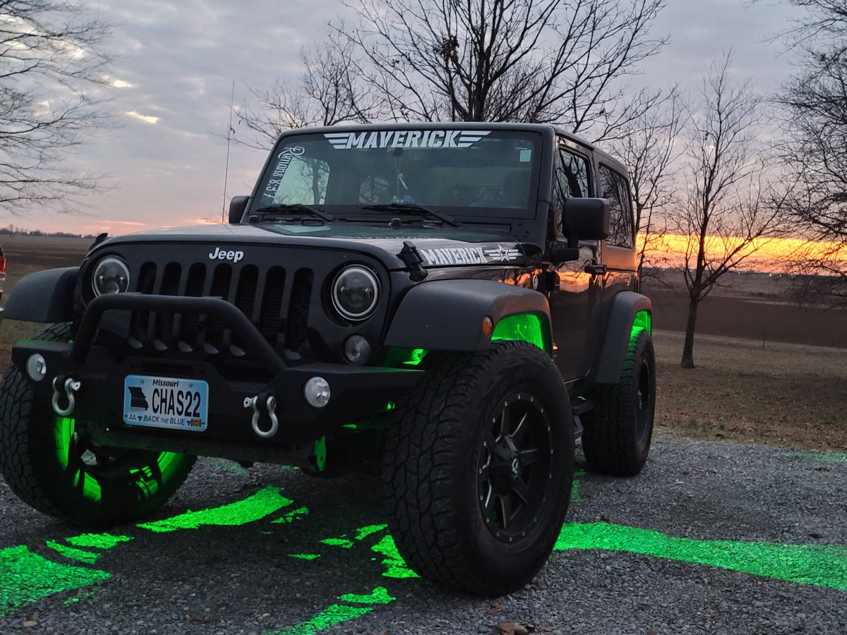 #FrontEndFriday #jeeplife #jeep #jeepwave #jeepfamily #jeepwrangler #maverick 💪🇺🇸