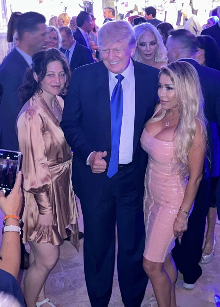 patriottakes's tweet photo. Trump poses with guests at a Mar-a-Lago fundraiser. https://t.co/QveJlwzY4s