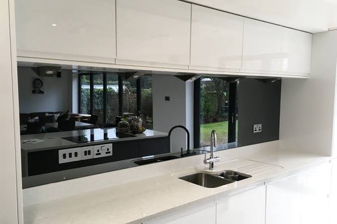 A pricier option but arguably the most exquisite option is putting glass or mirror splashback. Needless to say that cutting holes for plugpoints needs a professional and it may not be suitable if you had many children in the home because of the glass sensitivity.