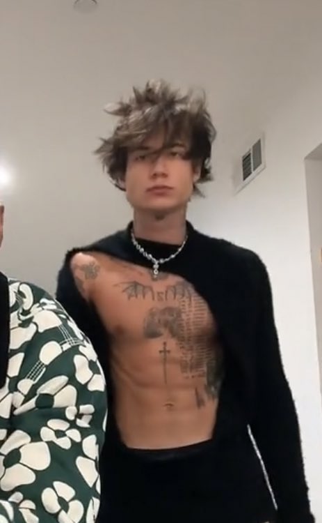 jxdnfodew's tweet image. o cabelo finalmente ta lindo