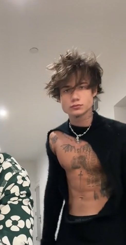 jxdnfodew's tweet image. o cabelo finalmente ta lindo