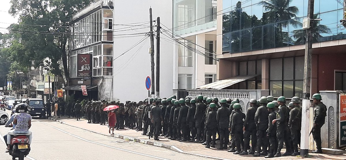 sampathslk's tweet photo. "නිදහස" සමරන @RW_UNP ගේ ආණ්ඩූව
iMage: සිය ගණනක් සන්නද්ධ හමුදව ජයවර්ධනපුර සරසවිය අසලට කැඳවයි. #srilanka #IndependenceSL #freedom or #war https://t.co/XwUNIqFp82