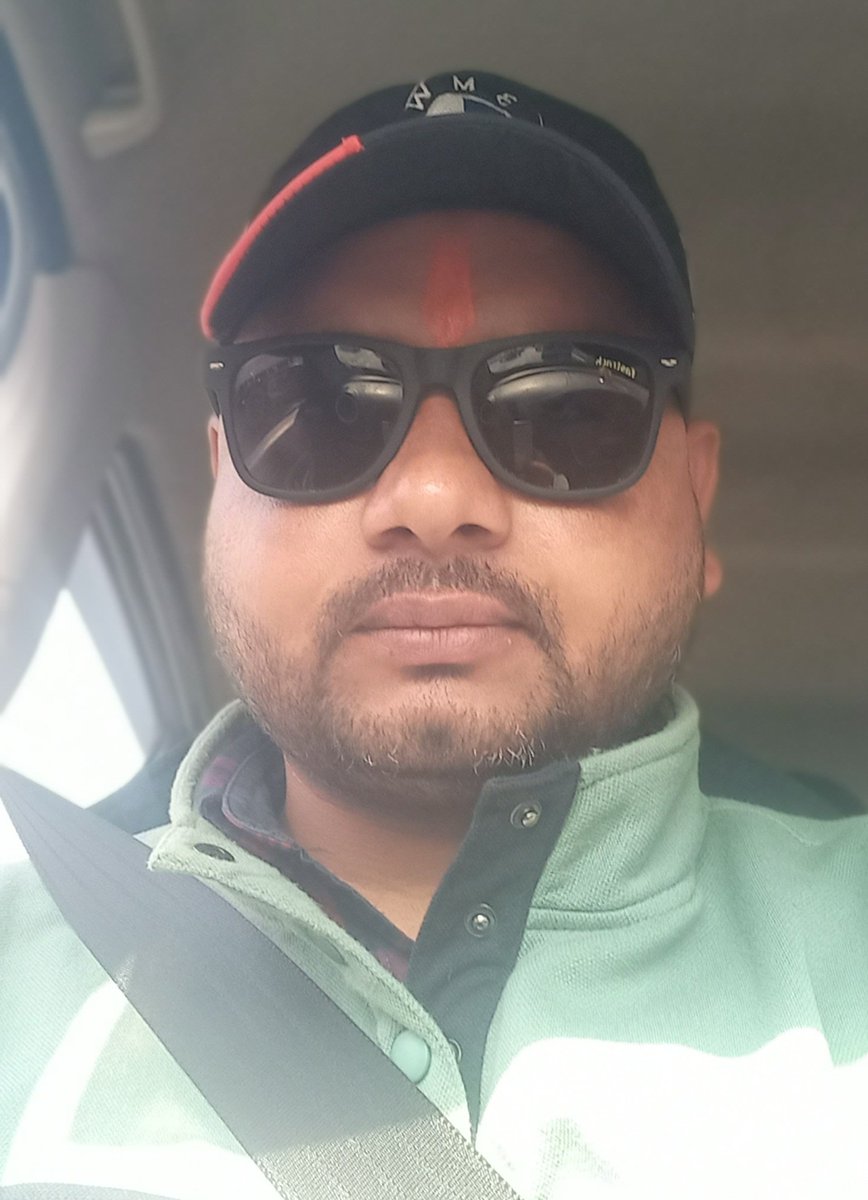 तस्वीरें लेना भी जरूरी है जिंदगी में साहब....
आईने गुजरा हुआ वक़्त नही बताया करते!!!!
    #राधे_राधे 🙏🙏