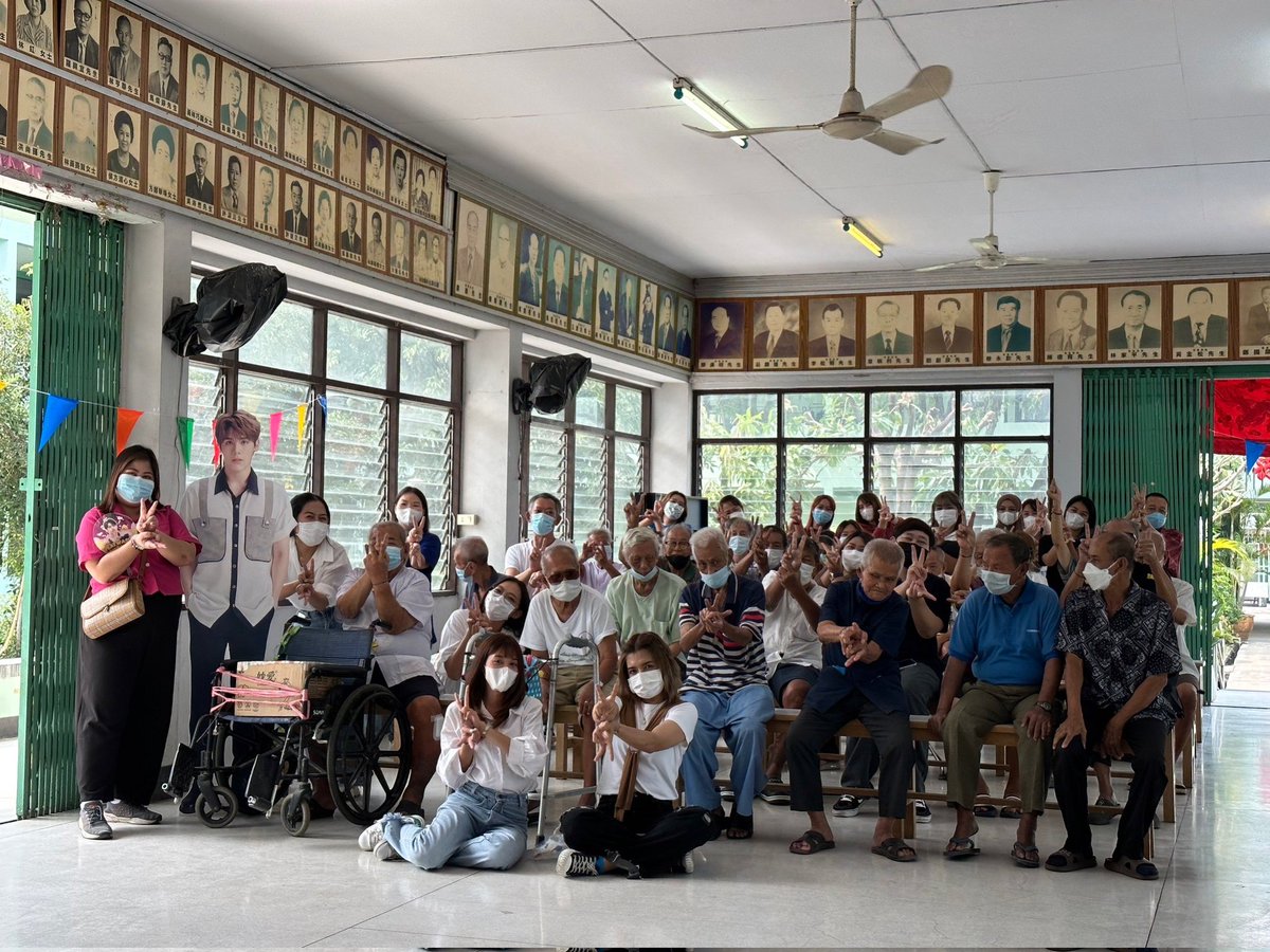 FORTPEAT_OFC's tweet photo. ภาพบรรยากาศกิจกรรมทำบุญกับผู้สูงอายุวันนี้ แจกกระเพาะปลาเครื่องดื่มสมุนไพร รวมทั้งของใช้ส่วนตัว คุณตาน่ารักทุกคนเลยค่ะ😊💙
#Peatwasu #CaptainPeat 
#BabyFeat https://t.co/QU61NHi6of