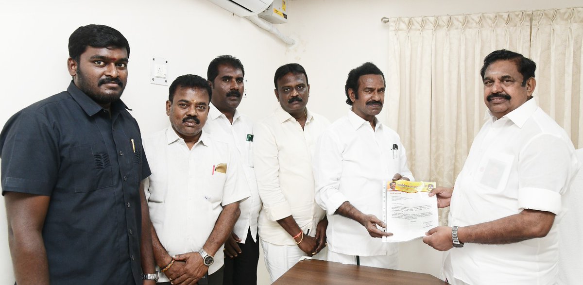 NRDHANAPALAN's tweet photo. உடன் பெருந்தலைவர் மக்கள் கட்சியின் மாநில வர்த்தகரணி தலைவர் எம்.வி.எம்.ரமேஷ்குமார்,தலைமை நிலையச் செயலாளர் எம்.ஆர்.சிவகுமார்,
சென்னை மேற்கு மாவட்ட தலைவர் எம்.வைகுண்டராஜா,
முருகன்,சக்திவேல் ஆகியோர் இருந்தனர். #ADMK #Erode #Elections2023 #byelection #ptmk #அதிமுக #Eps https://t.co/n6QRTP7Ybu