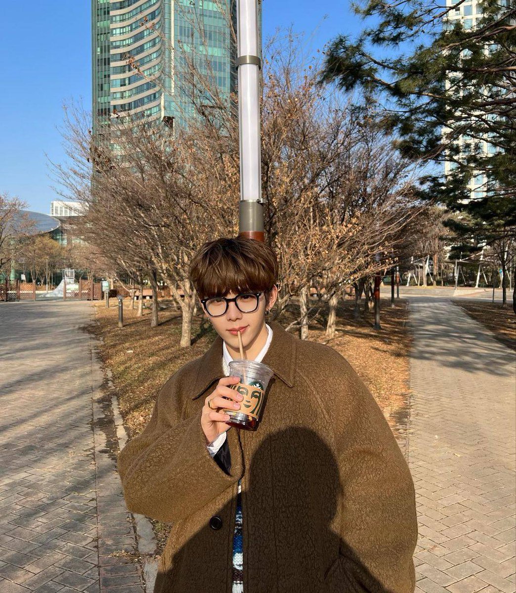 maaanlee's tweet photo. ставлю ставки что шотаро сто проц фоткал его зе бест френдс сончан https://t.co/zL6N2zbLYs