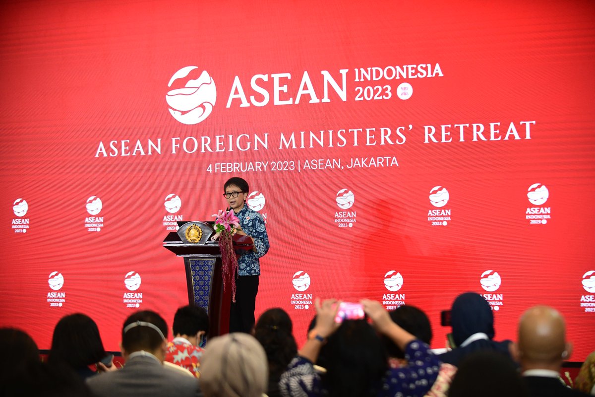 ASEAN's tweet photo. At the press conference for #AMMRetreat2023, Foreign Minister Retno Marsudi of Indonesia highlighted the outcomes of the meeting, including the implementation plan on 5PC and commitment to conclude negotiation of South China Sea Code of Conduct: https://t.co/HS6RXSsfFD https://t.co/PZbc6nQTEZ