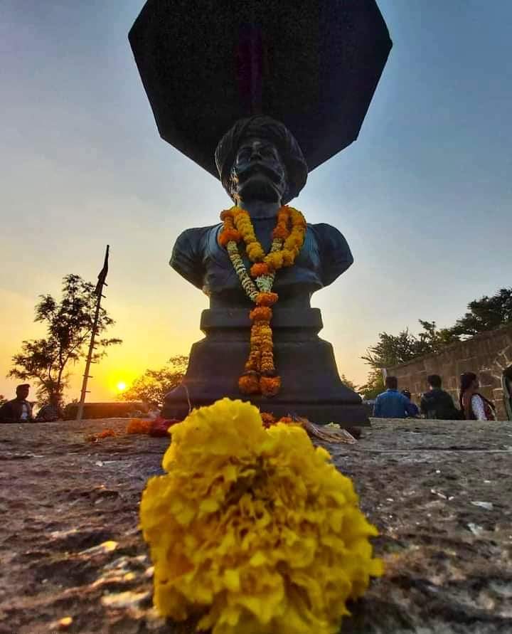 आधी लगीन कोंढाण्याच,मग आमच्या रायबाचं अशी शपथ घेणारे स्वराज्याचे निष्ठावंत मावळे सुभेदार तानाजी मालुसरे यांना स्मृतीदिनी विनम्र अभिवादन...🚩💐🙏