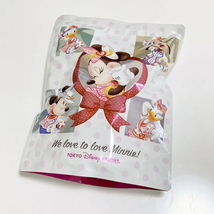 【ディズニーランド新作おみやげ】思わずパケ買い!期間限定の「800円チョコ菓子」が可愛すぎる  ディズニーランドの新作のおみやげ「ビスケット菓子」がかわいいうえに美味しい!ビスケットにミニーのイラストがデザインされてるの。かわいすぎて食べられないよ…! 