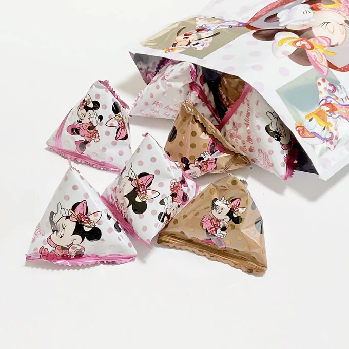 【ディズニーランド新作おみやげ】思わずパケ買い!期間限定の「800円チョコ菓子」が可愛すぎる  ディズニーランドの新作のおみやげ「ビスケット菓子」がかわいいうえに美味しい!ビスケットにミニーのイラストがデザインされてるの。かわいすぎて食べられないよ…! 