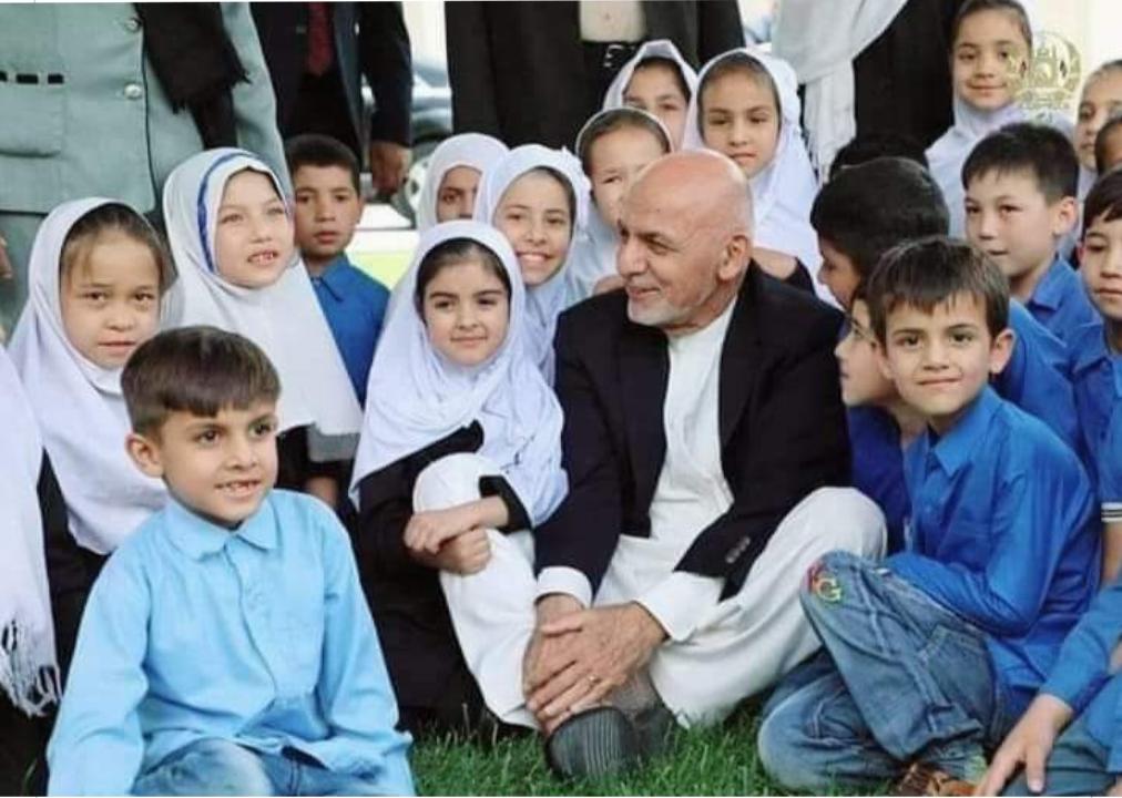 درد لری خندا لری او ویرلری
څومره کمالونه ستا تصویر لری