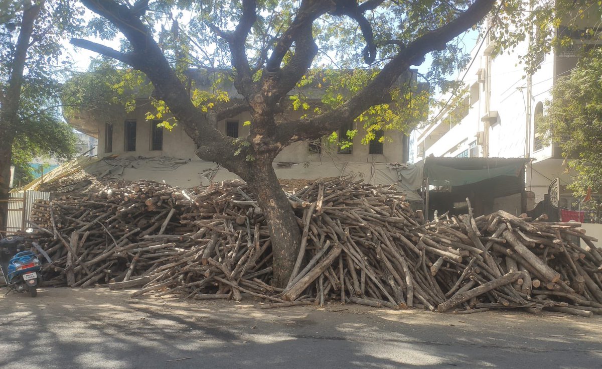 humour_rumor's tweet photo. @NagpurMuncipal @NagpurPolice Would like to get your attention to the unauthorised use of public footpaths. This is a big menace near kachi visa oswal bhawan, lakadganj #Nagpur https://t.co/LQyMbUHOi7