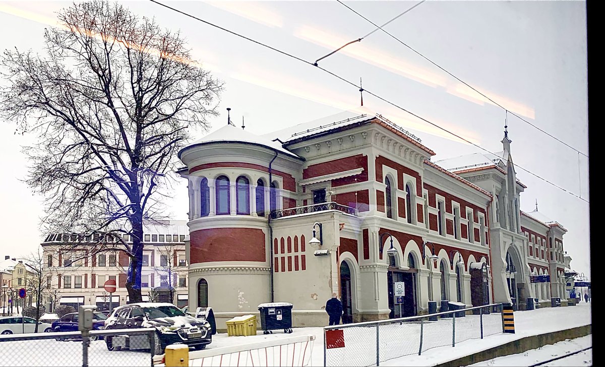 RekstadYvind's tweet image. Suser forbi Hamar stasjon - en pryd for denne nasjon. Tegna av PAUL DUE - som kunne sin søyle og bue. Han brukte hue 💜🤍❤️

1/3