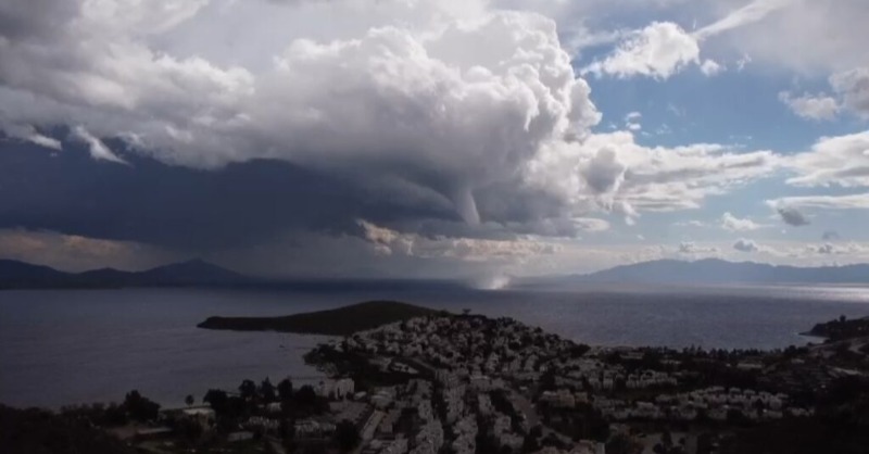 dailyfethiyecom's tweet photo. 🌪️Hail and torrential rainfall after a tornado in Bodrum