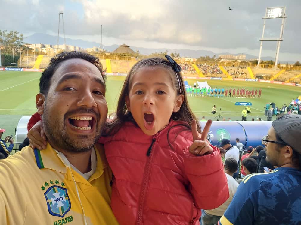 Lilaballesteros's tweet photo. Primera vez en un estadio con papá !! Gracias @EnLaJugadaRCN  @jrjimmy1 https://t.co/DV2LGZwoDz